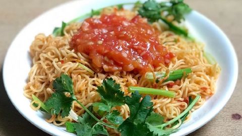 Cách làm mì xào sốt cà chua thơm ngon, chua ngọt bắt vị dễ làm tại nhà