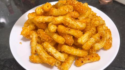 Cách làm nui chiên bơ tỏi giòn tan đậm vị ăn vặt cực thích