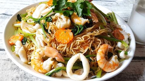 Cách làm mì xào hải sản thơm ngon hấp dẫn đổi vị cho bữa ăn gia đình