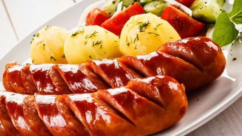 Nướng xúc xích bằng nồi chiên không dầu hay bếp từ để xúc xích giòn ngon?