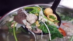  Cách nấu lẩu lòng gà nóng hổi, thơm ngon đổi vị cuối tuần cho cả nhà 
