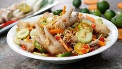  2 cách làm chân gà ngâm sả tắc xoài chua cay, hấp dẫn ăn là ghiền 