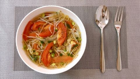 Cách nấu canh giá đỗ cà chua chay thanh đạm mát người dễ ăn