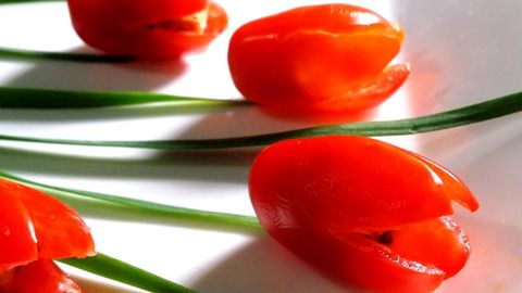Cách làm salad hoa tulip tươi mát đơn giản cho chị em ngày 20/10