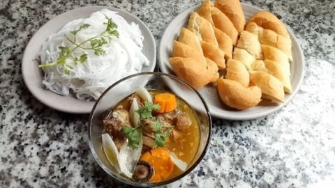 Cách làm gà nấu tiêu đen ngon miệng hấp dẫn cho bữa cơm nhà thêm phong phú