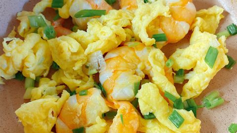 Cách làm tôm xào trứng đậm đà hấp dẫn cực kì đơn giản