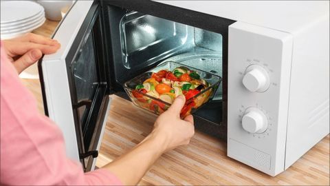 Những thức ăn có thể gây hại khi nấu, hâm lại nhiều lần bằng lò vi sóng