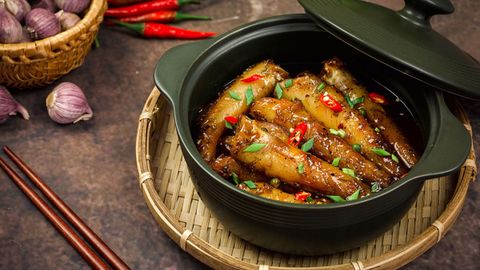 Cách sử dụng nồi đất mới mua cho món kho tròn vị, an toàn đảm bảo sức khỏe