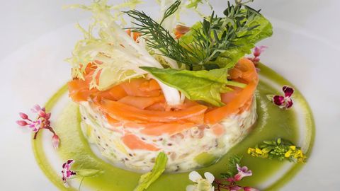 2 cách làm salad cá hồi xông khói mới lạ đơn giản tốt cho sức khỏe