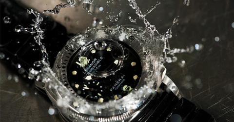 Waterproof và WR 50M là gì? Các chuẩn chống nước trên đồng hồ hiện nay