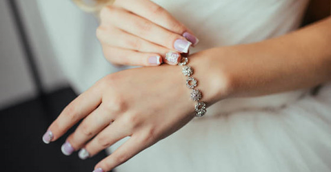 Cổ tay nhỏ nên đeo lắc gì? Top 5 mẫu lắc tay cho tay gầy đẹp nhất