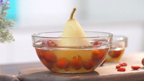 Cách làm chè trái lê táo đỏ thanh mát, bổ hơn cả chè dưỡng nhan