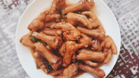 Cách làm chân gà om bia lạ miệng, đơn giản, ăn là mê
