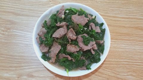 Cách làm cải xoăn xào thịt bò cực ngon, hấp dẫn cho cả nhà