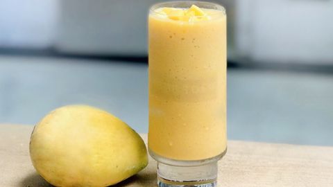 Cách làm sinh tố xoài với sữa thơm ngon, hấp dẫn giải nhiệt ngày nắng nóng