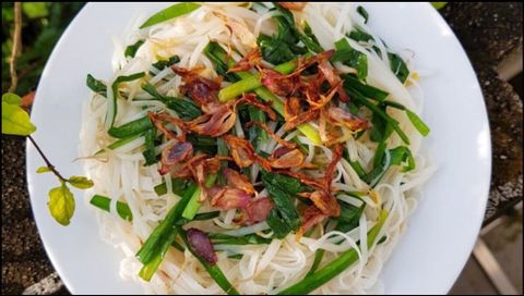 Cách làm hủ tiếu xào giá hẹ thơm ngon, siêu hấp dẫn cho cả nhà