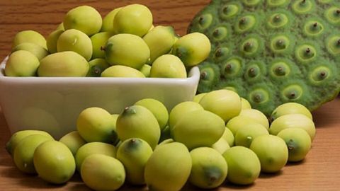 Cách lột vỏ hạt sen nhanh và cách lấy tim sen đơn giản dễ làm