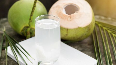 Mách bạn cách bảo quản nước dừa, dừa tươi gọt vỏ và dừa chưa gọt vỏ