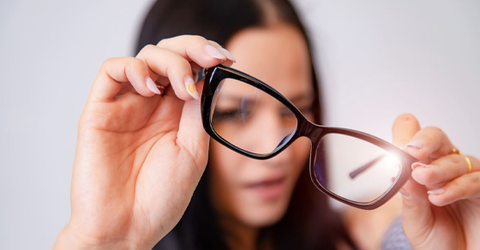 Mắt dại là gì? Vì sao đeo kính nhiều bị mắt dại? Cách làm mắt hết dại
