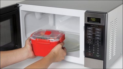 Cách nhận biết hộp nhựa nấu được trong lò vi sóng đơn giản, chính xác