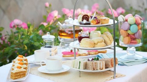 Cách bày bàn tiệc trà vừa sang trọng vừa dễ dàng lại đẹp mắt ai cũng ưng ý