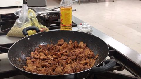 Cách làm tóp mỡ kho sả ớt cay ngon đậm đà đổi vị bữa cơm gia đình