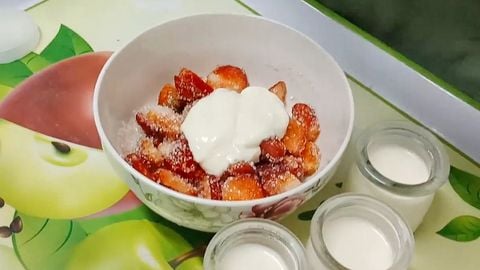 2 cách làm dâu tây dầm sữa chua và sữa đặc mát lạnh, thơm ngon
