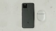  Google Pixel 5 sở hữu một tính năng đặc biệt: Có thể tự động biến thành đế sạc không dây khi cắm cáp USB-C 
