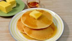  2 cách làm bánh pancake và souffle pancake không cần bột nở cực đơn giản 