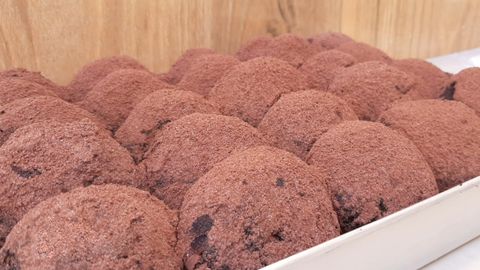 2 cách làm bánh donut socola thơm ngọt mềm mịn hấp dẫn đơn giản