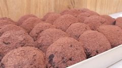  2 cách làm bánh donut socola thơm ngọt mềm mịn hấp dẫn đơn giản 