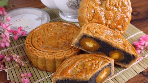 2 cách làm bánh Trung Thu mè đen trứng muối thơm bùi hấp dẫn ngày rằm