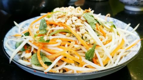 Cách làm nộm đu đủ cà rốt chua ngọt, giòn giòn cực hấp dẫn đơn giản tại nhà