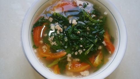 Cách nấu canh cải cúc với cà chua thơm ngon, ngọt mát cho bữa ăn hằng ngày
