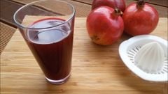  2 cách làm nước ép lựu bằng tay không cần máy nguyên chất, cực đơn giản 