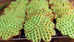  2 Cách làm bánh kẹp tàn ong lá dứa - bánh waffle thơm ngon dễ làm 