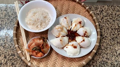 2 cách làm trứng chần lòng đào bằng bếp và lò vi sóng nhanh chóng đơn giản