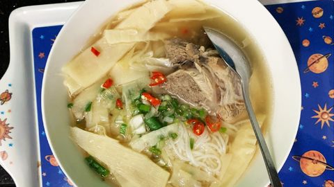 Cách nấu bún măng xương heo đơn giản, thơm ngon cho buổi sáng gia đình