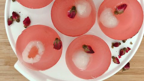 4 cách làm thạch rau câu hoa hồng nhân ngày 20/10 tặng vợ