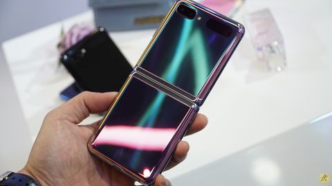 Nếu bạn nghĩ rằng smartphone màn hình gập dễ bị hư hỏng thì xem xét lại nha, video về Galaxy Z Flip này sẽ chứng minh điều ngược lại