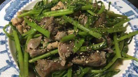 Cách làm rau muống xào lòng gà xanh, giòn, dân dã mà cực ngon