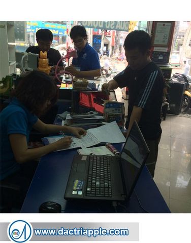 Center selling iPad prestige