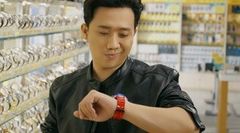  Trấn Thành ra mắt phim trinh thám hài Đặc vụ thời gian 2, liên tục đột nhập cửa hàng Trung Tâm Bảo Hành để làm gì? 