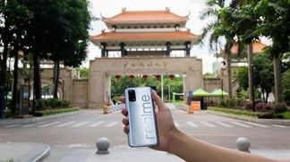 Chưa ra mắt nhưng Realme V5 5G đang thu hút giới trẻ với loạt ảnh trên tay cực ấn tượng, tại nhiều trường đại học Trung Quốc