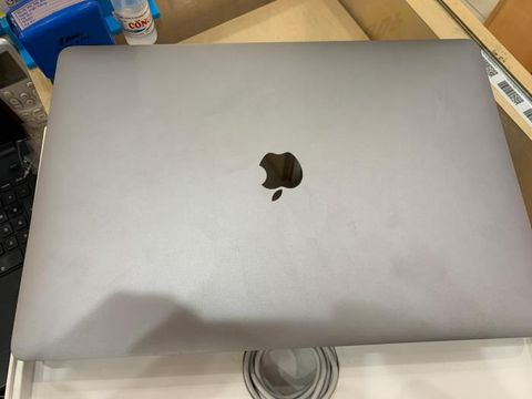 Apple Macbook Pro Touch i7 6-core 2.6GHz/16GB/256GB/4GB Radeon 555X/15’’/