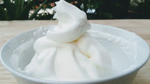 2 cách làm kem tươi trang trí bánh kem từ sữa tươi và whipping cream