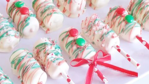 2 cách làm kẹo marshmallow nhúng socola đẹp mắt cho bữa tiệc Giáng Sinh