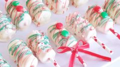  2 cách làm kẹo marshmallow nhúng socola đẹp mắt cho bữa tiệc Giáng Sinh 