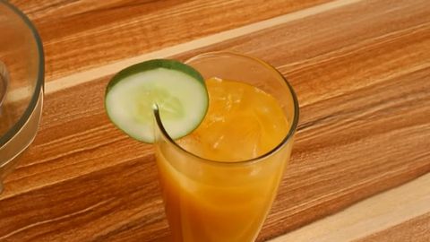 5 cách làm nước ép dưa leo cà rốt tươi ngon thanh mát tại nhà cho chị em