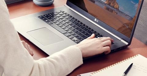 Tìm Hiểu Laptop Có Lớp Vỏ Nhựa Và Chiếu Nghỉ Tay Bằng Kim Loại